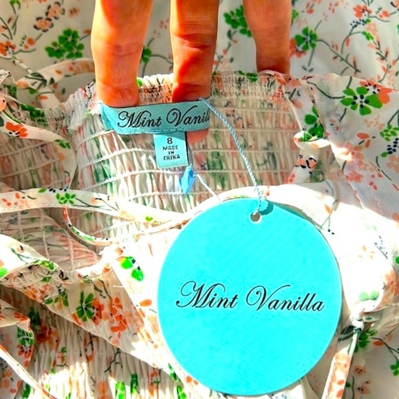 VRG GRL Weekender Floral Smocked Mini Dress Size 2 - Picture 6 of 8